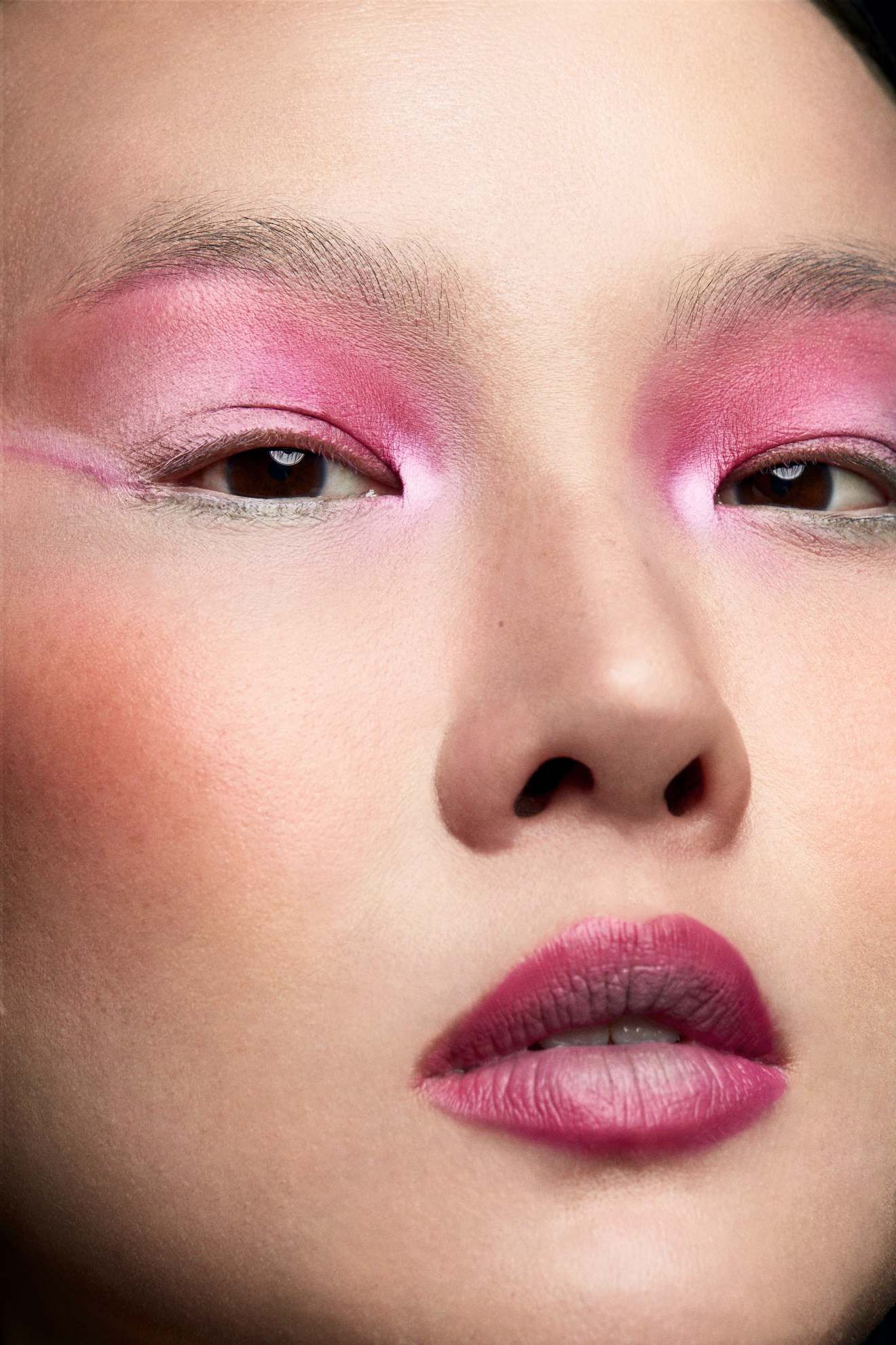 Gia T: base HD Skin All-In-One, no tom Harmony 1, € 86, MAKE UP FOR EVER em SEPHORA.PT. Iluminador Ambient Lighting Palette, no tom Dlm Light, € 78, HOURGLASS em SEPHORA.PT. Pó translúcido, € 24,95, LAURA MERCIER. Blush Cheek Color Palette #1, MUD MAKE-UP DESIGNORY. Pigmento em creme (usado nos olhos) Petites Matte Editorial Brigths Palette, nos tons Pink e White, € 24,97, VISEART PARIS. Batom Stunna Lip Paint, no tom Unlocked, € 29, FENTY BEAUTY em SEPHORA.PT. Spray de cabelo More Inside Shimmering Mist, € 25,10, DAVINES. Spray de cabelo Infinium Pure, € 30, L’ORÉAL PROFESSIONNEL em SEPHORA.PT. Gia T: base HD Skin All-In-One, no tom Harmony 1, € 86, MAKE UP FOR EVER em SEPHORA.PT. Iluminador Ambient Lighting Palette, no tom Dlm Light, € 78, HOURGLASS em SEPHORA.PT. Pó translúcido, € 24,95, LAURA MERCIER. Blush Cheek Color Palette #1, MUD MAKE-UP DESIGNORY. Pigmento em creme (usado nos olhos) Petites Matte Editorial Brigths Palette, nos tons Pink e White, € 24,97, VISEART PARIS. Batom Stunna Lip Paint, no tom Unlocked, € 29, FENTY BEAUTY em SEPHORA.PT. Spray de cabelo More Inside Shimmering Mist, € 25,10, DAVINES. Spray de cabelo Infinium Pure, € 30, L’ORÉAL PROFESSIONNEL em SEPHORA.PT.