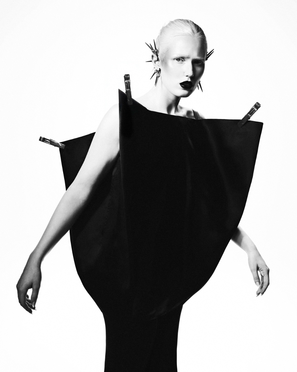Vestido, ANGEL SCHLESSER. Headpiece, A . C O N T. Colar, SINGULARU; top, PEIO SANTISTEBAN. Earcuff, GRACE BRIDAL INDUSTRIES. Vestido, ANGEL SCHLESSER. Headpiece, A . C O N T. Colar, SINGULARU; top, PEIO SANTISTEBAN. Earcuff, GRACE BRIDAL INDUSTRIES.