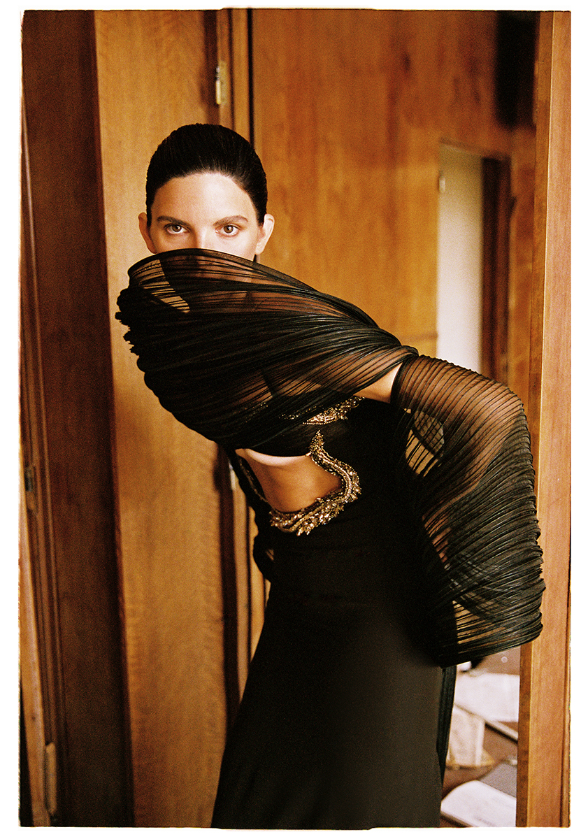 Alisa Volskaya em Gaurav Gupta fotografada por Branislav Simoncik para o The Back to Work Issue da Vogue Portugal, publicada em setembro de 2023