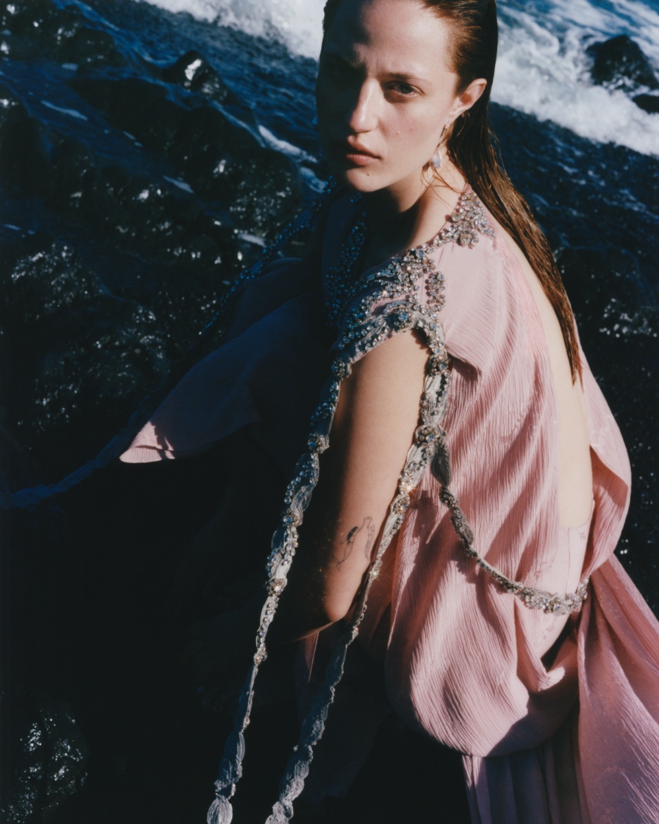 Vestido, ERDEM. Brincos, COMPLETED WORKS. Sapatos, JIMMY CHOO.