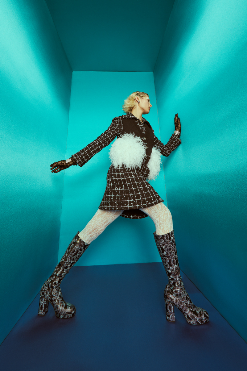 Vestido, luvas, brincos, pulseiras, collants e botas, tudo CHANEL.