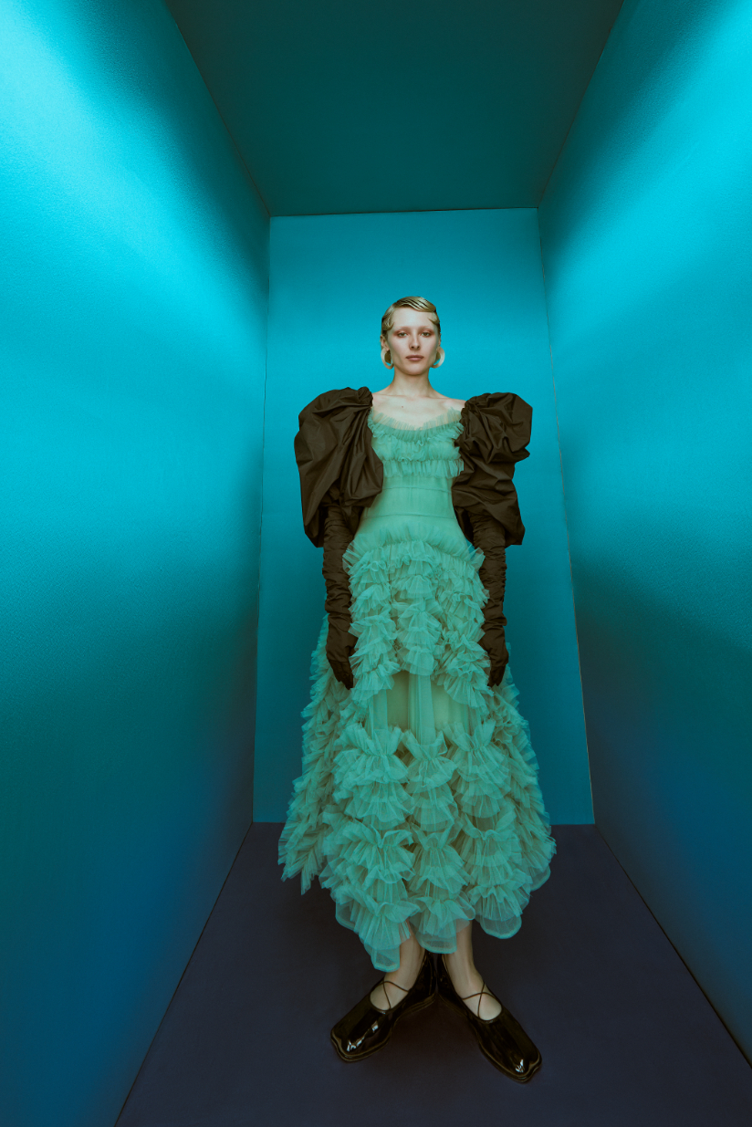 Vestido, MOLLY GODDARD. Brincos, JAKHU STUDIO. Luvas, ERDEM. Sapatos, SIMONE ROCHA.