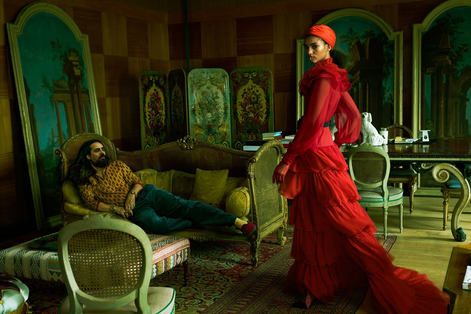 Vermelho profundo: o vermelho é cardeal no universo Valentino, mas na opinião de Alessandro Michele, visto aqui no seu escritório na sede da casa em Roma com a modelo Ali Dansky, nem tudo tem de ser tão brilhante. “Gosto desta poeira à volta da marca. O pó é precioso”.