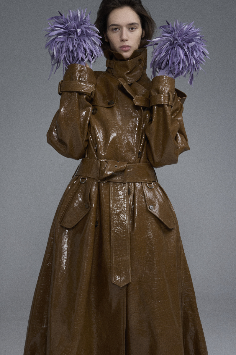 Capa e camisola, CORDERA. Camisa, calções e sapatos, tudo GIVENCHY. Perneiras e collants, FALKE; Casaco e sapatos, GUCCI. 