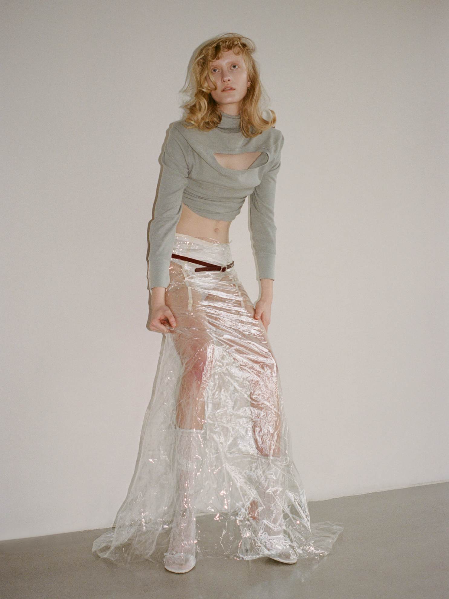 Top, ANTONIO ACUARIO. Cuecas e cinto, PALOMA WOOL. Sapatos, ACNE STUDIOS.