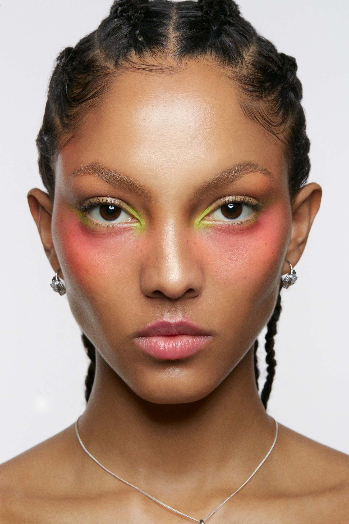 Gia: base Studio Radiance Face&Body, no tom C2, € 45 e Gloss Squirt Plumping Stick, no tom Violet Beta, € 27, MAC COSMETICS em SEPHORA.PT. Iluminador Backstage Glow Face Palette, no tom Light, € 61, DIOR em SEPHORA.PT. Pigmento em creme (usado nos olhos) Colour Case Cosmetic Paint Palette The Electrics, nos tons Intimidated, Sour e Hushed, MADE BY MITCHEL. Pigmento em creme (usado nos olhos) Shimmering Vision Palette, no tom 512G, KRYOLAN. Lápis de olhos 24/7 Glide-On, no tom Beige, € 30,75, URBAN DECAY em PERFUMESECOMPANHIA.PT. Pigmento em creme (usado nos lábios) Lip Palette, no tom 02 Classic Paris Velvet, VISEART. Spray de cabelo Infinium Pure, € 30, L’OREAL PROFESSIONNEL em SEPHORA.PT. Spray de cabelo More Inside Shimmering Mist, € 25,10, DAVINES. Ana O: base Studio Radiance Face&Body, no tom C4, € 45, e corretor de olheiras Studio Fix Conceal and Correct, no tom Medium, € 49, MAC COSMETICS em ELCORTEINGLES.PT. Iluminador Backstage Glow Face Palette, nos tons Light e Dark, € 61, DIOR em SEPHORA.PT. Sombra de olhos Ombre Nudes, nos tons 3 e 4, BECCA. Pigmento em creme (usado nos olhos) Colour Case Cosmetic Paint Palette The Electrics, nos tons Intimidated, Hi-viz e Hushed, MADE BY MITCHEL. Pigmento em creme (usado nos lábios) Lip Palette, nos tons 4 e 11, ANASTASIA BEVERLY HILLS. Gel de cabelo Braid Formula, EBIN NEW YORK. Mousse More Inside Volume Boost, € 26,20, DAVINES. Spray de cabelo More Inside Shimmering Mist, € 25,10, DAVINES. Gia: base Studio Radiance Face&Body, no tom C2, € 45 e Gloss Squirt Plumping Stick, no tom Violet Beta, € 27, MAC COSMETICS em SEPHORA.PT. Iluminador Backstage Glow Face Palette, no tom Light, € 61, DIOR em SEPHORA.PT. Pigmento em creme (usado nos olhos) Colour Case Cosmetic Paint Palette The Electrics, nos tons Intimidated, Sour e Hushed, MADE BY MITCHEL. Pigmento em creme (usado nos olhos) Shimmering Vision Palette, no tom 512G, KRYOLAN. Lápis de olhos 24/7 Glide-On, no tom Beige, € 30,75, URBAN DECAY em PERFUMESECOMPANHIA.PT. Pigmento em creme (usado nos lábios) Lip Palette, no tom 02 Classic Paris Velvet, VISEART. Spray de cabelo Infinium Pure, € 30, L’OREAL PROFESSIONNEL em SEPHORA.PT. Spray de cabelo More Inside Shimmering Mist, € 25,10, DAVINES. Ana O: base Studio Radiance Face&Body, no tom C4, € 45, e corretor de olheiras Studio Fix Conceal and Correct, no tom Medium, € 49, MAC COSMETICS em ELCORTEINGLES.PT. Iluminador Backstage Glow Face Palette, nos tons Light e Dark, € 61, DIOR em SEPHORA.PT. Sombra de olhos Ombre Nudes, nos tons 3 e 4, BECCA. Pigmento em creme (usado nos olhos) Colour Case Cosmetic Paint Palette The Electrics, nos tons Intimidated, Hi-viz e Hushed, MADE BY MITCHEL. Pigmento em creme (usado nos lábios) Lip Palette, nos tons 4 e 11, ANASTASIA BEVERLY HILLS. Gel de cabelo Braid Formula, EBIN NEW YORK. Mousse More Inside Volume Boost, € 26,20, DAVINES. Spray de cabelo More Inside Shimmering Mist, € 25,10, DAVINES.