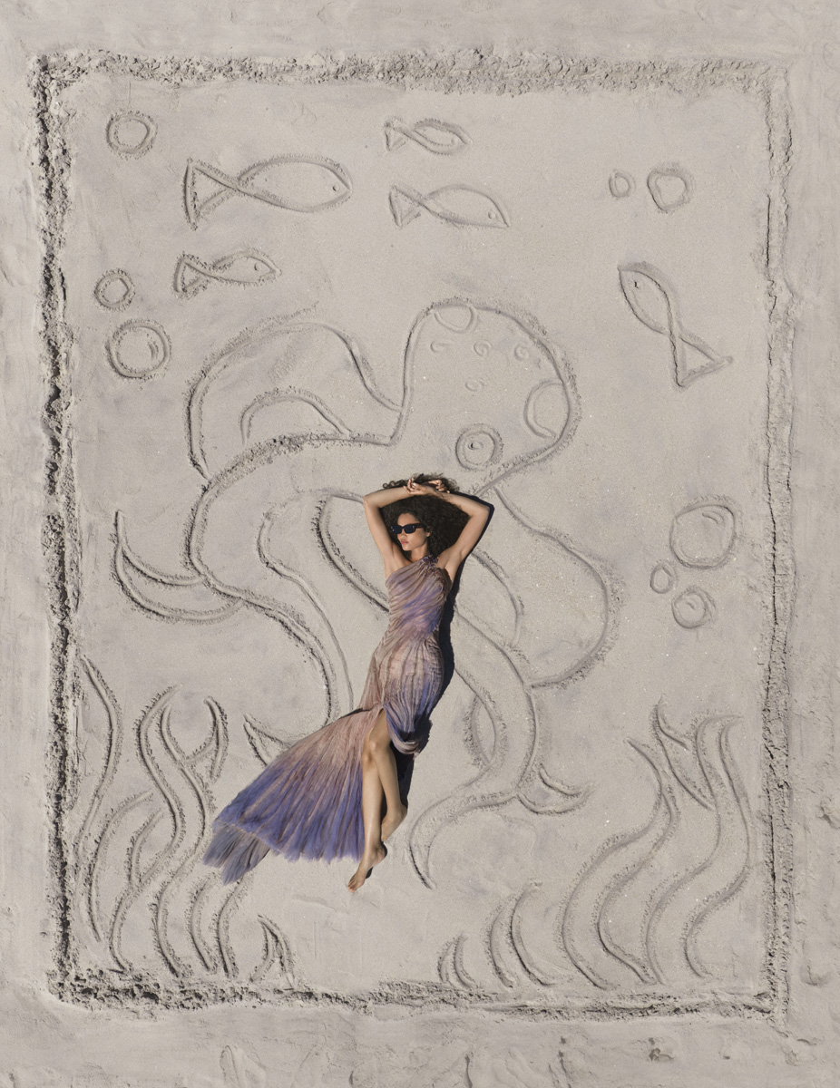 Vestido, WEISE ATELIER. Óculos de sol, YUSSIMI.