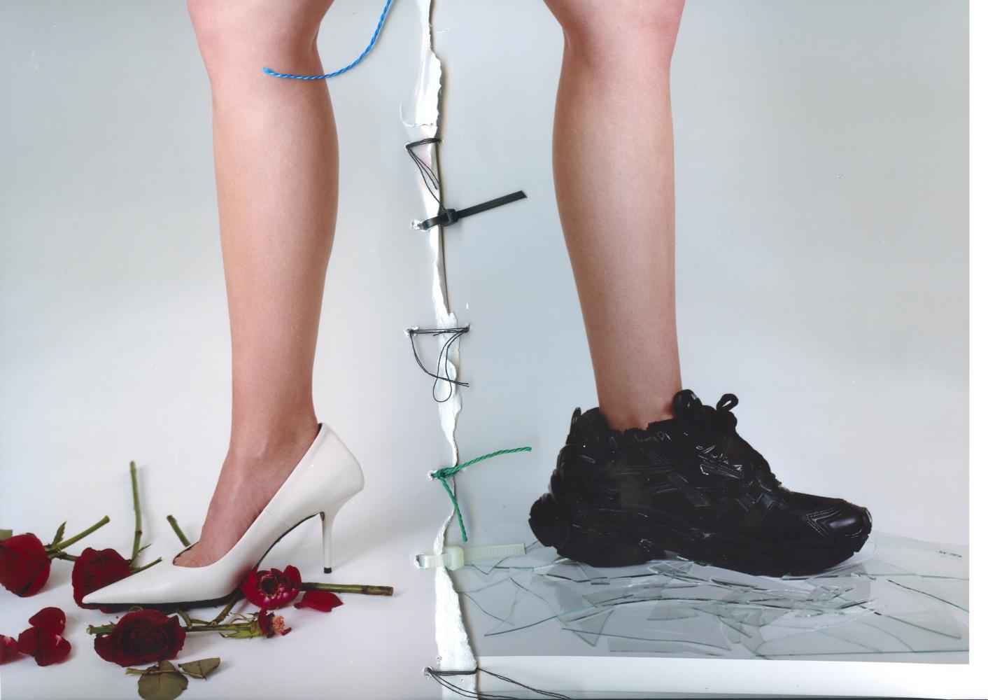 Sapatos e ténis, ambos BALENCIAGA.