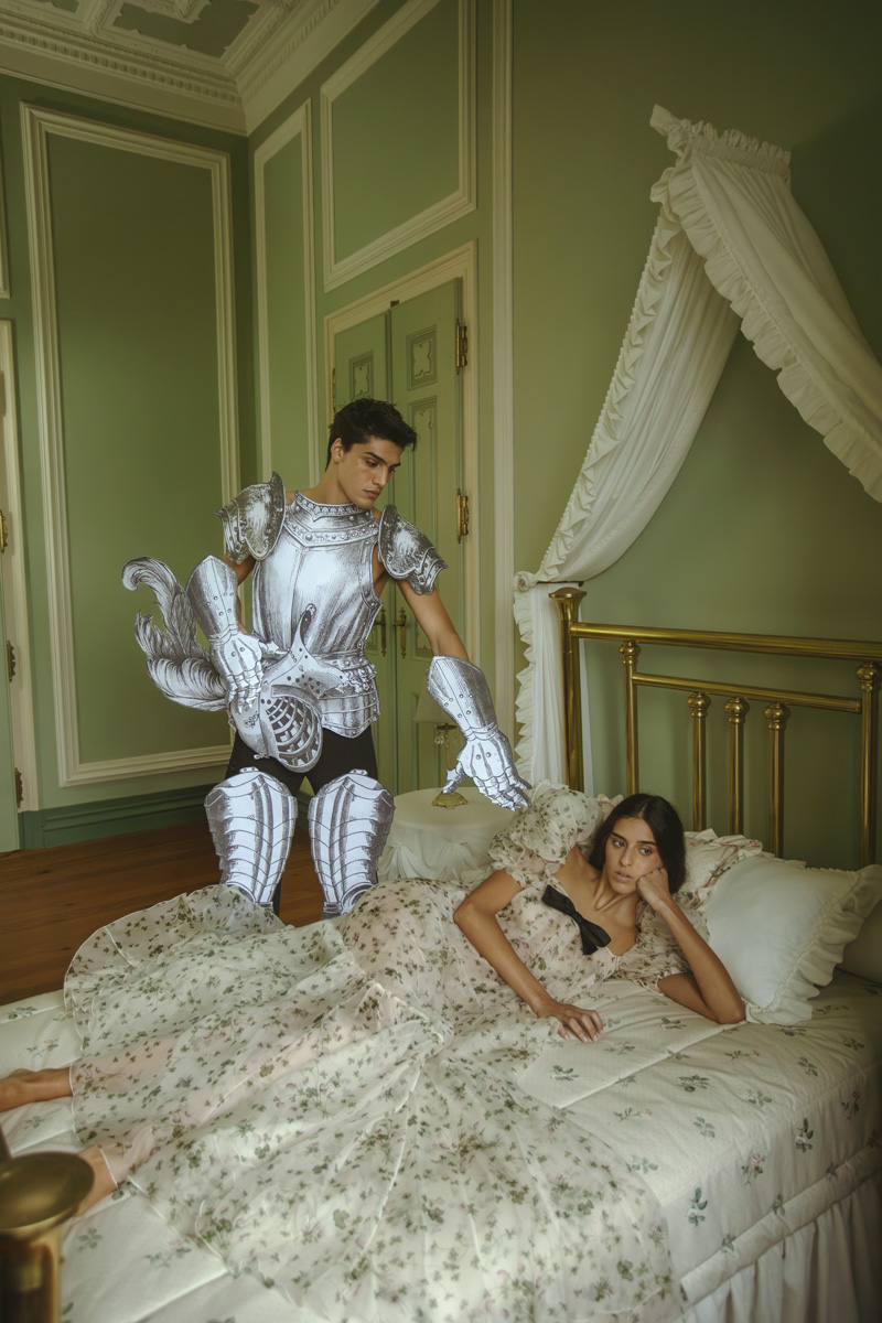 Manuel: calças, da produção. Francisca: vestido, GIAMBATTISTA VALLI.