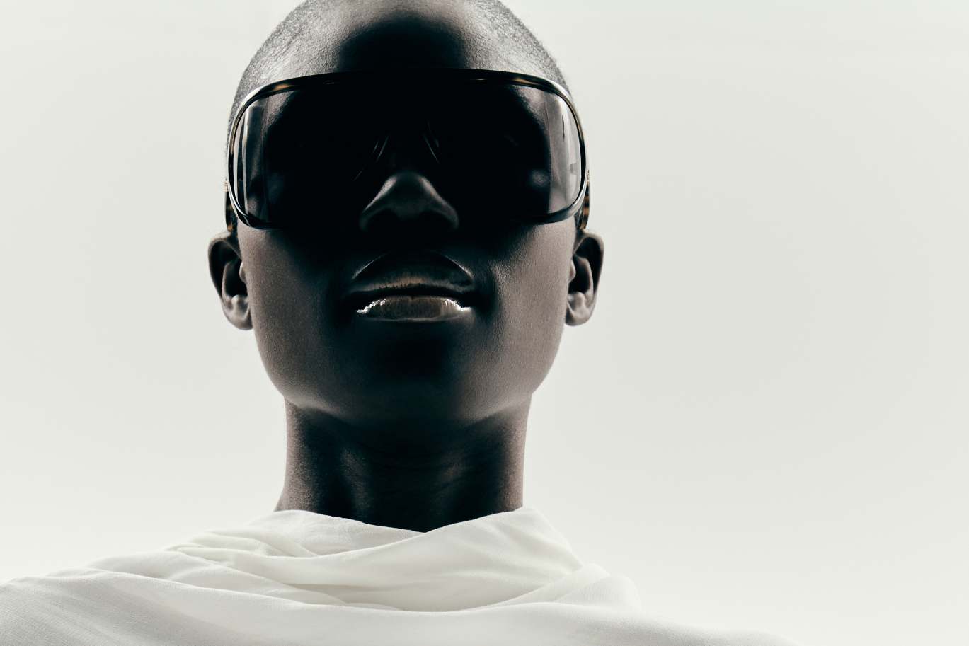 Top, KAREN ARCANJO. Óculos de sól, MIU MIU, na AURUM OPTICS.