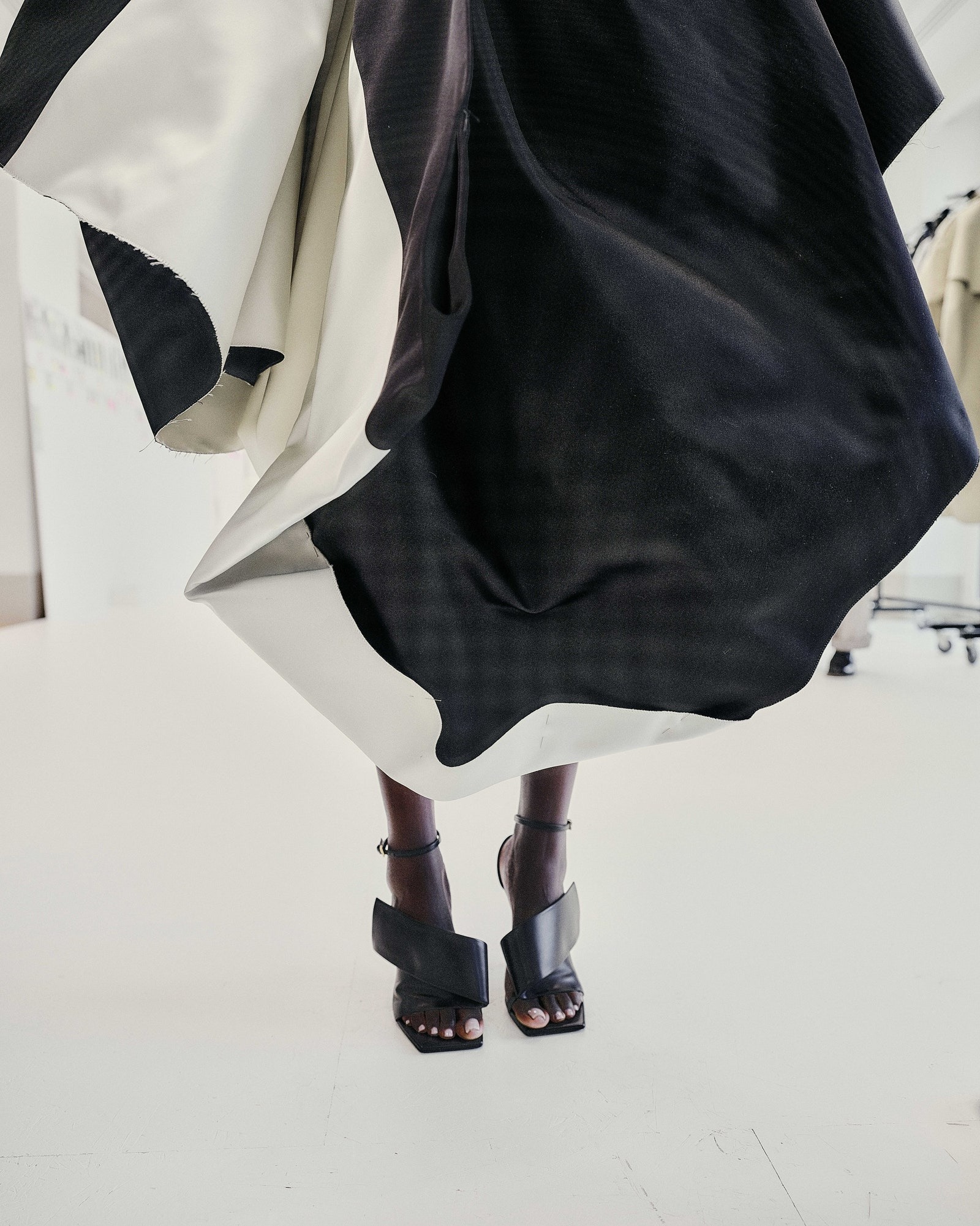 Na Givenchy, Burton ganha de novo a sua reputação de designer participativa. “Acho que sou uma espécie de trainspotter quando se trata deste tipo de coisas”, admite.