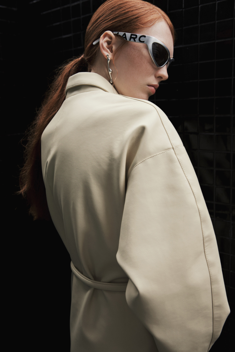 Casaco, Diana Milkanova Studio. Óculos de sol, Marc Jacobs. Brincos, TOSKA.