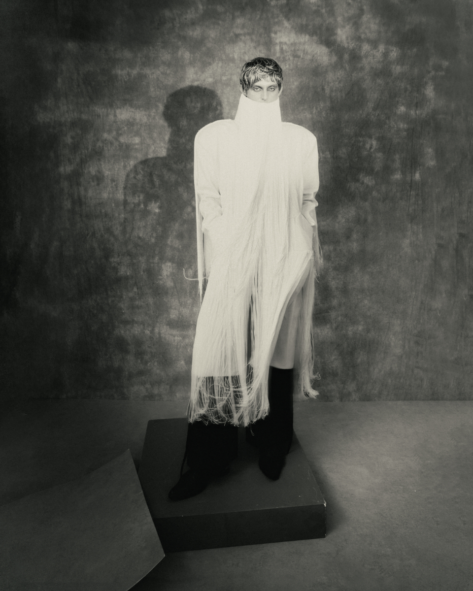 Oliver: casaco, MALAK. Calças, ATELIER ROGER COUTINHO. Sapatos,CORCEL SHOP.