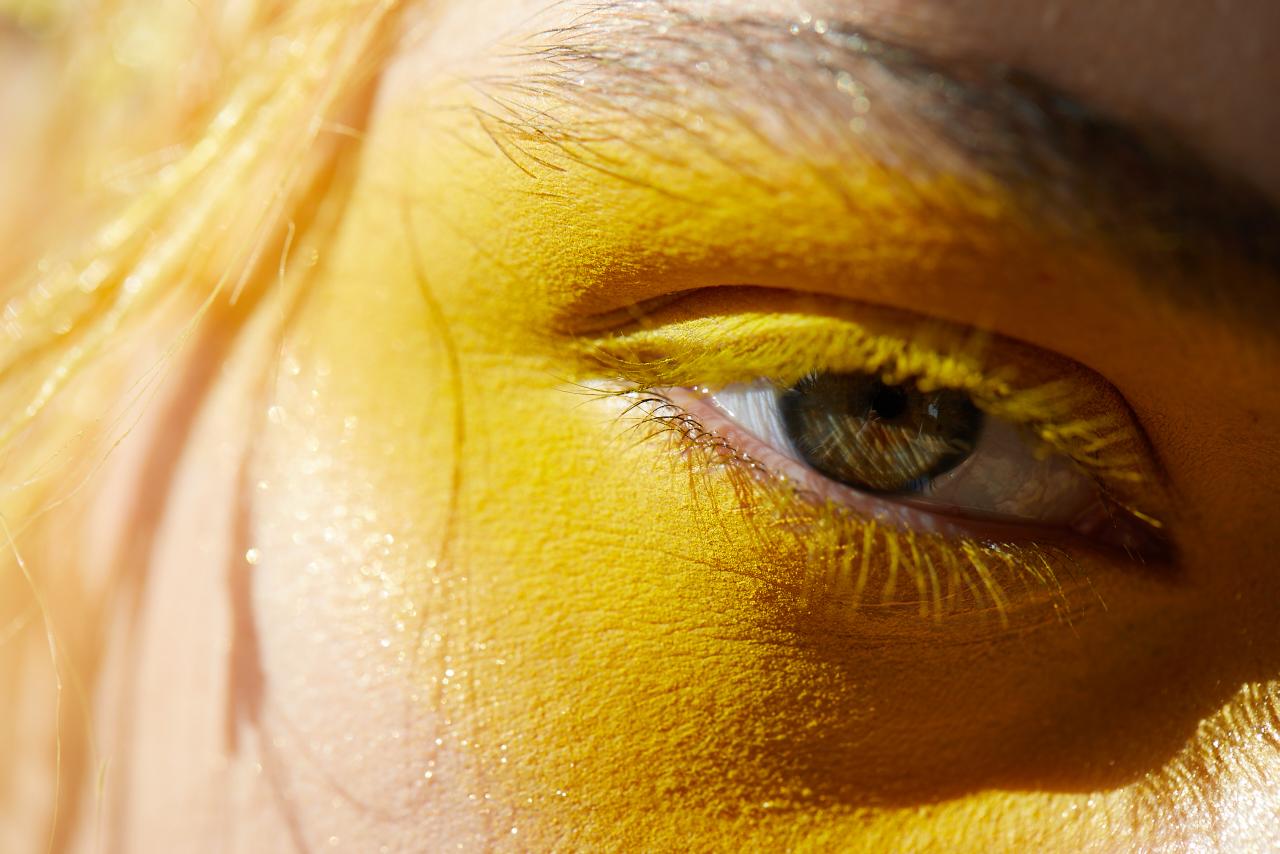 Base Maracuja Tinted Moisturizer, no tom 22S Light Sand, TARTE. Pigmento em pó Pigment, no tom Rock-It Yellow, € 28, MAC. Pigmento em pó Shimmer Powder, no tom SHP-5 Banana, e pigmento em pó Lumière Luxe Powder, no tom LX-17 Cosmic Violet, ambos BEN NYE.
