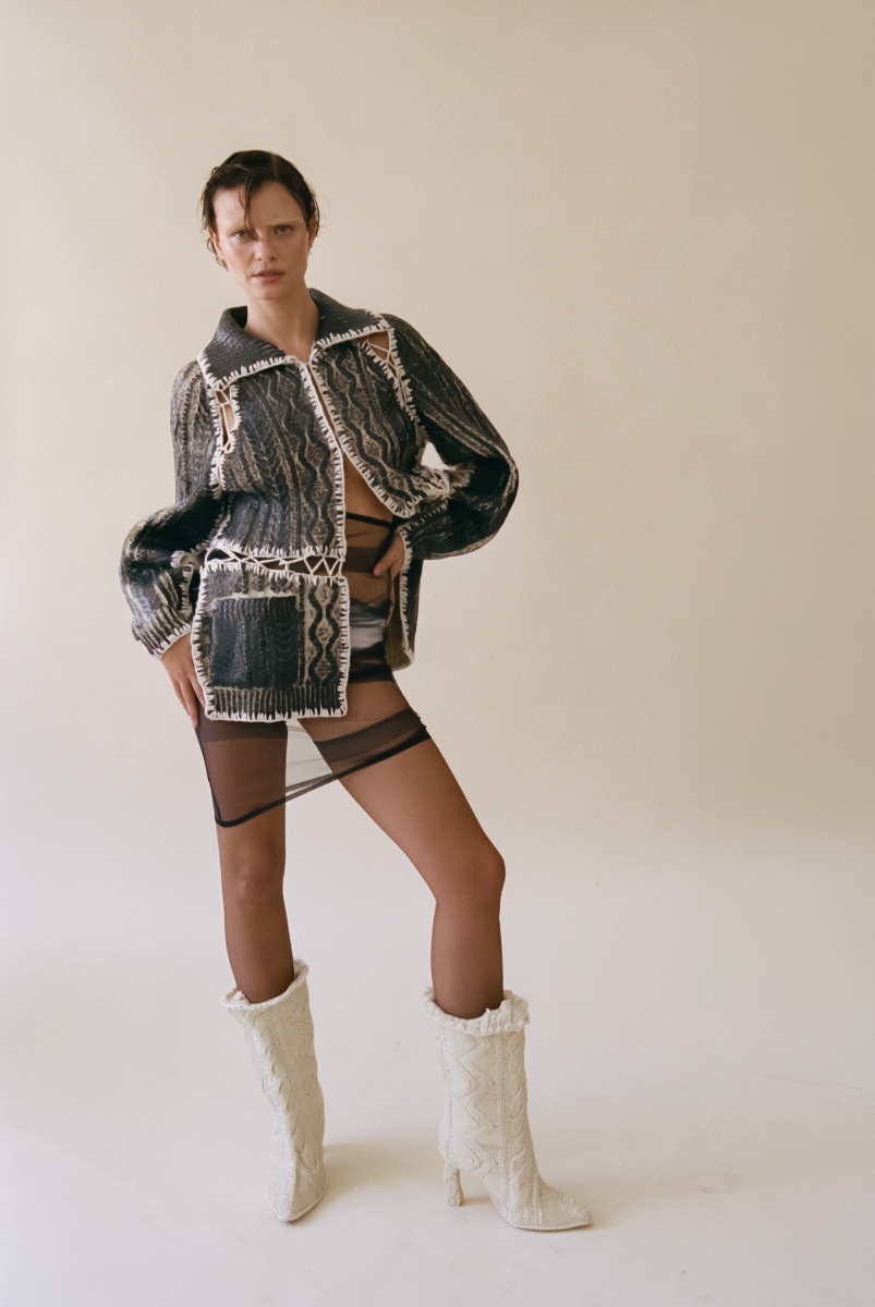 Casaco, vestido e botas, tudo RAQUEL DE CARVALHO. Cuecas e meias, da produção.