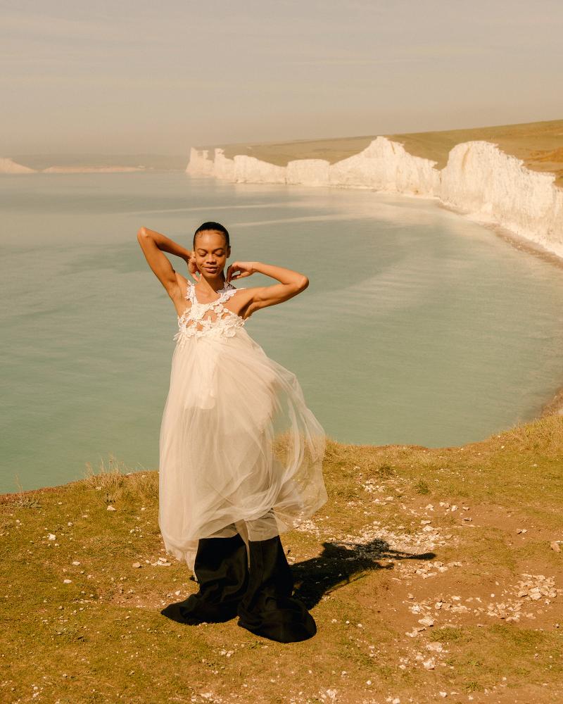Vestido e calças, HARRIS REED. Óculos de sol, GENTLE MONSTER X COPERNI.