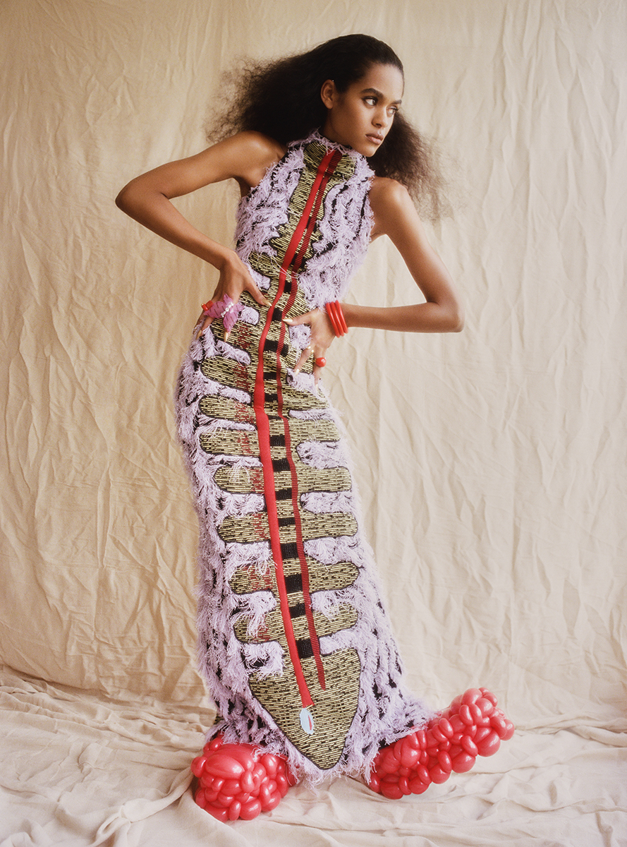 Vestido, BOTTEGA VENETA. Anéis e pulseiras (vermelhos), tudo DINOSAUR DESIGNS. Anel Butterfly, XHENXHEN. Anéis, MISHO.