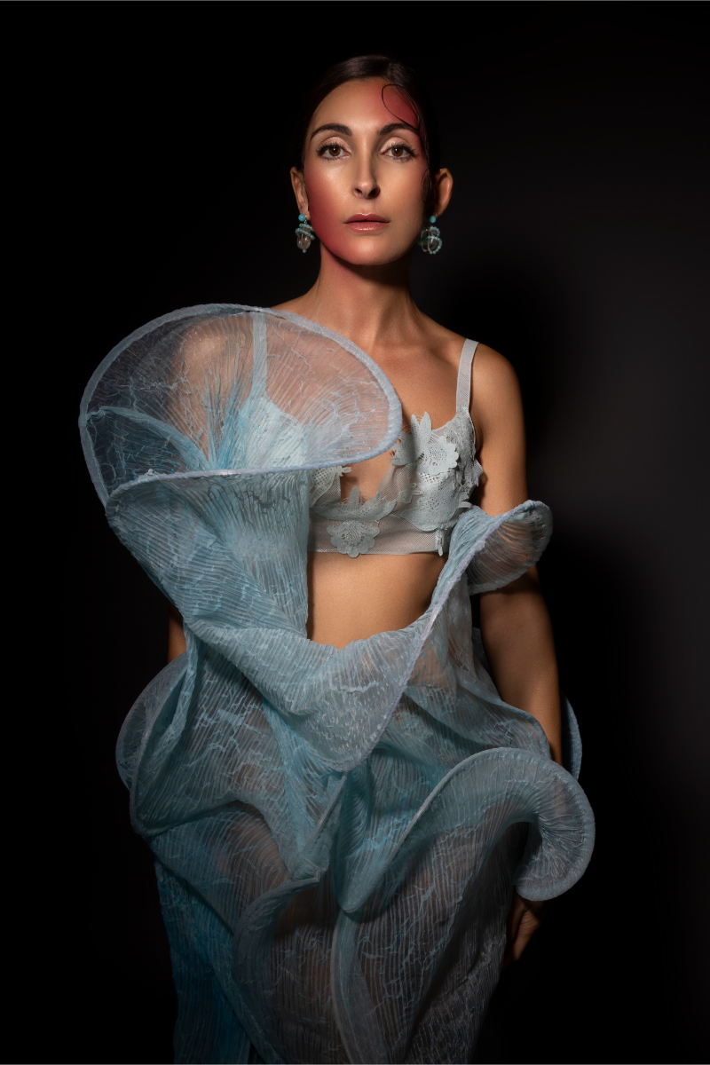 Vestido, ALEKSANDRA JENDRYKA; Brincos, STUDIO LELUSH. 