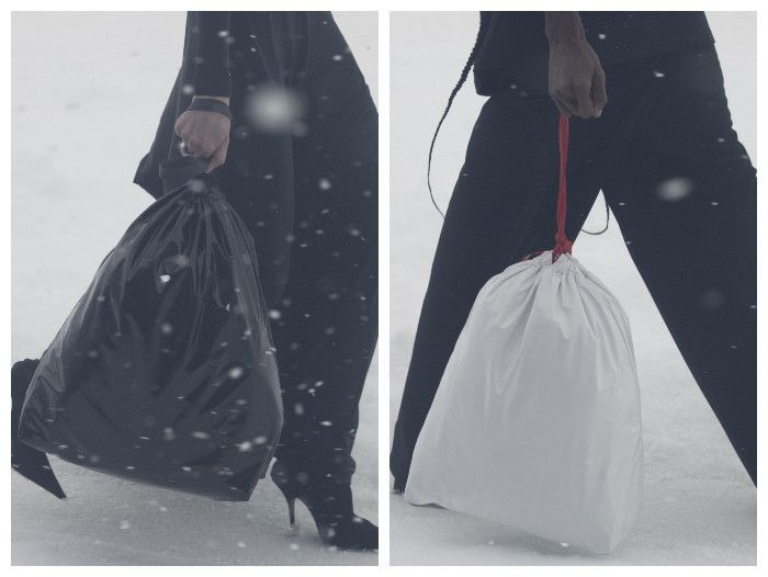 O desfile AW22 da Balenciaga teve como foco a Ucrânia. Os modelos, algumas a segurar sacos de lixo, desfilaram contra neve e vento artificiais, dentro de um enorme globo de neve que mantinha os convidados atrás do vidro.
