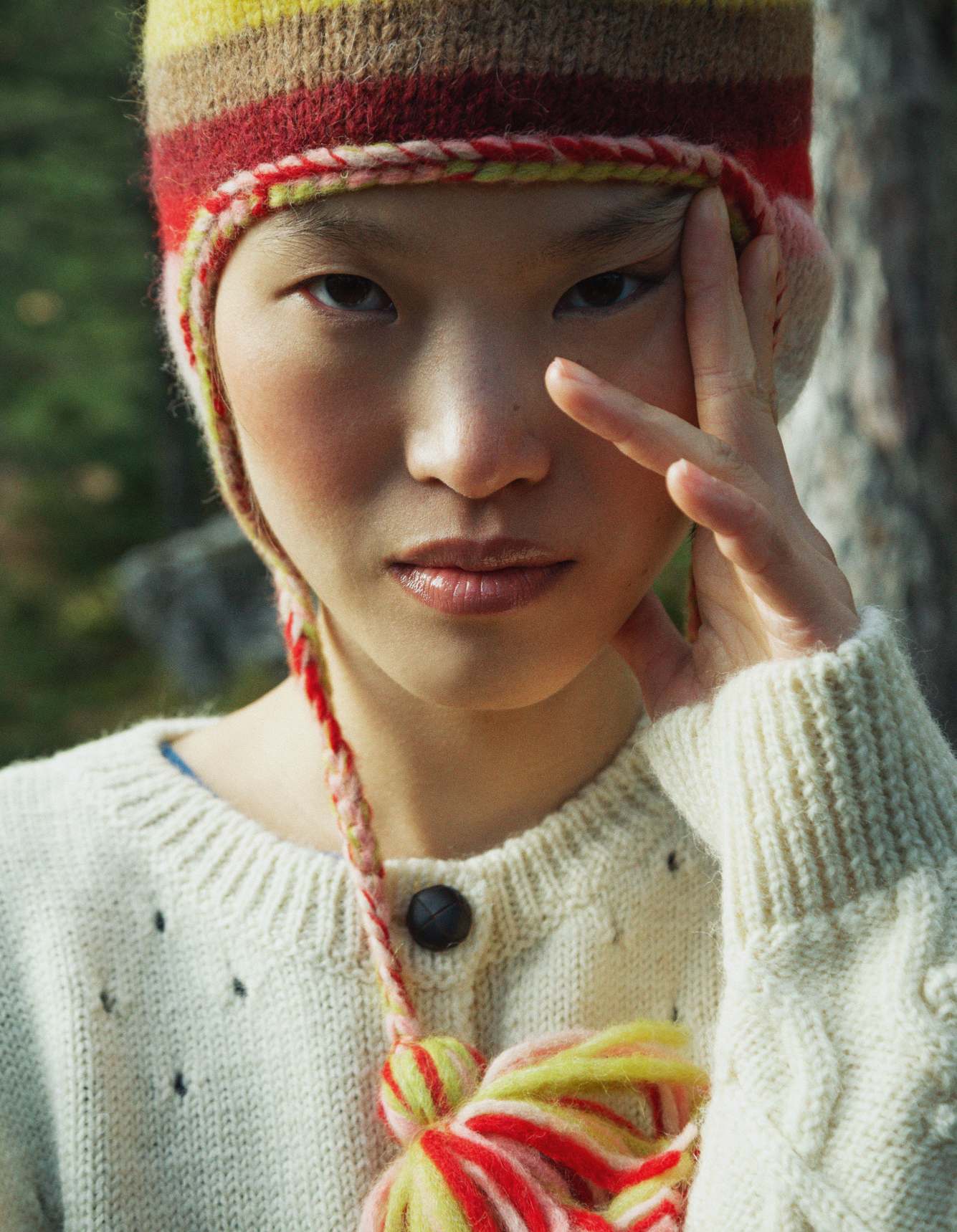 Casaco, MOLLY GODDARD. Gorro, ALANUI. Casaco, MOLLY GODDARD. Gorro, ALANUI.