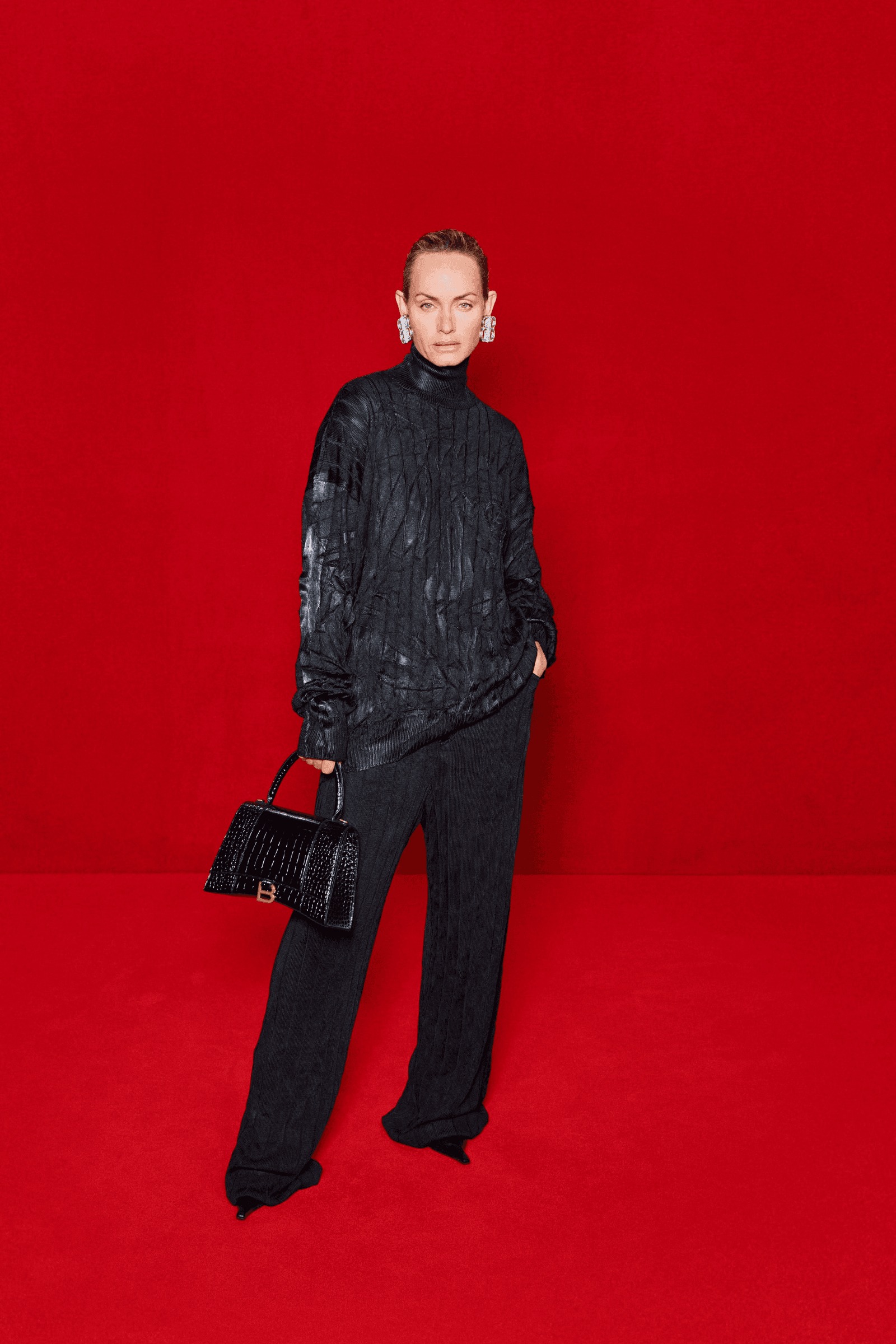 À esquerda: Amber Valletta para o desfile SS22 da Balenciaga. À direita: Elliott Page para o desfile SS22 da Balenciaga.
