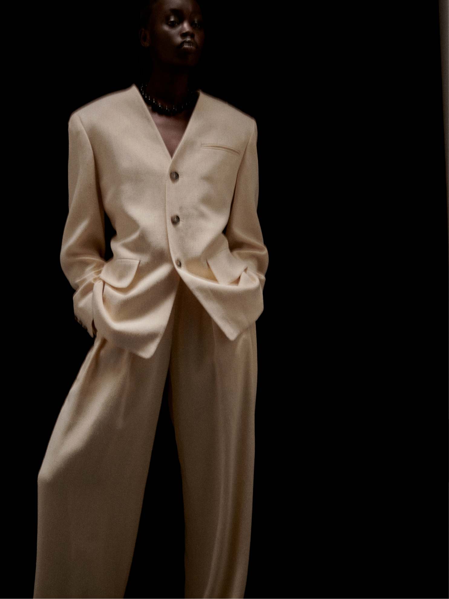 Blazer e calças, NANUSHKA. Colar, MARIE C.