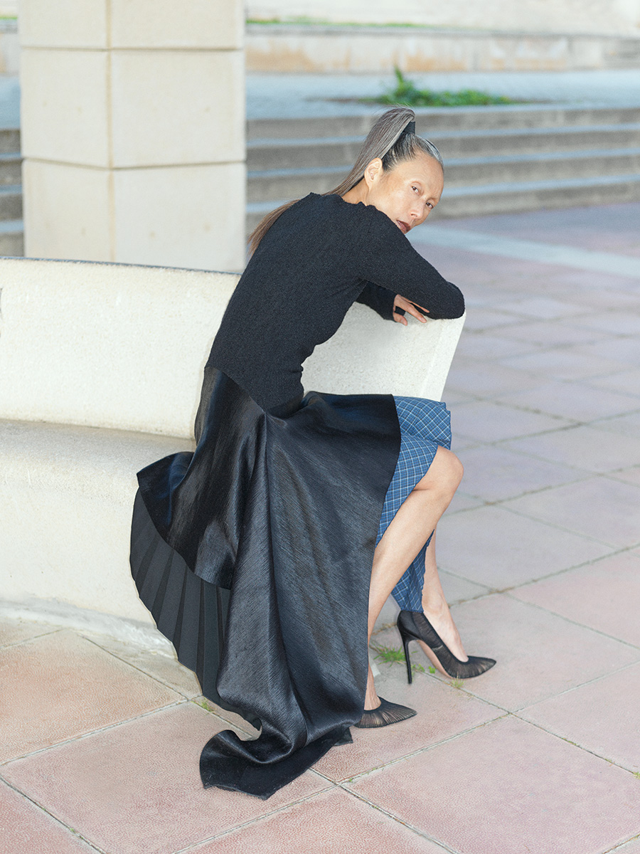 Casaco, GIADA. Sapatos, COMME DES GARÇONS; vestido, MARIJA KULUSIC. Saia, ACNE STUDIOS. Sapatos, AQUAZZURA.