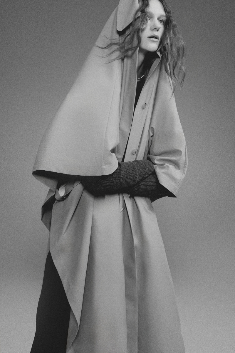 Camisola, calças e chapéu, tudo LOUIS VUITTON; Capa e camisola, CORDERA. Camisa, calções e sapatos, tudo GIVENCHY.