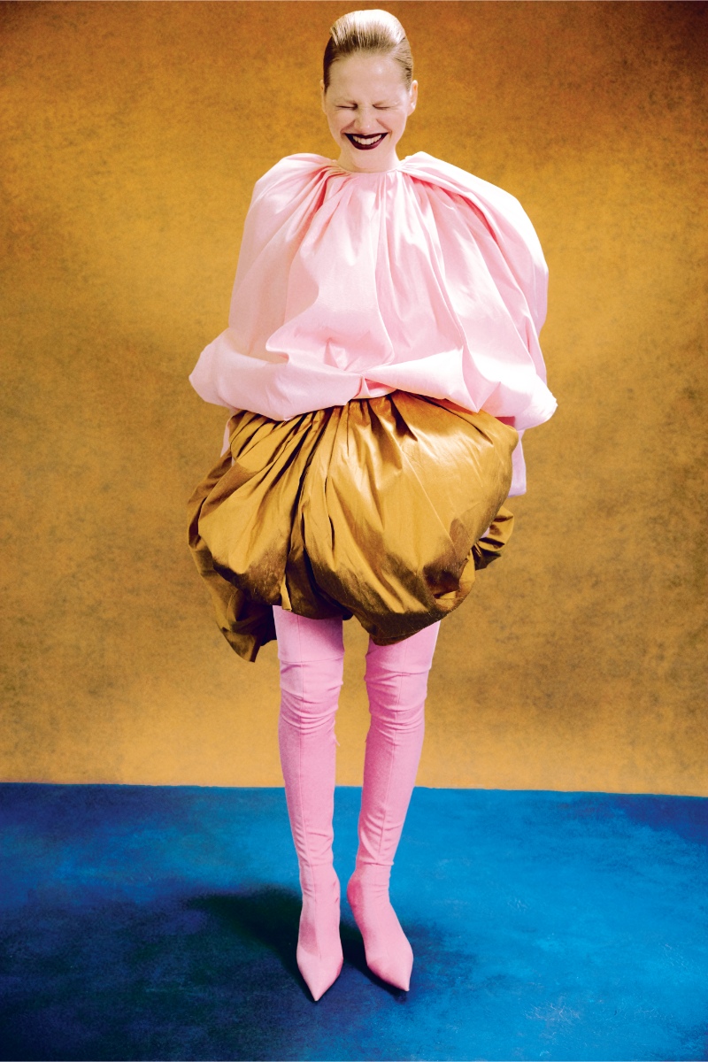 Top e saia, HAUS OF VLAD. Pulseira, DRIES VAN NOTEN. Botas, BALENCIAGA.
