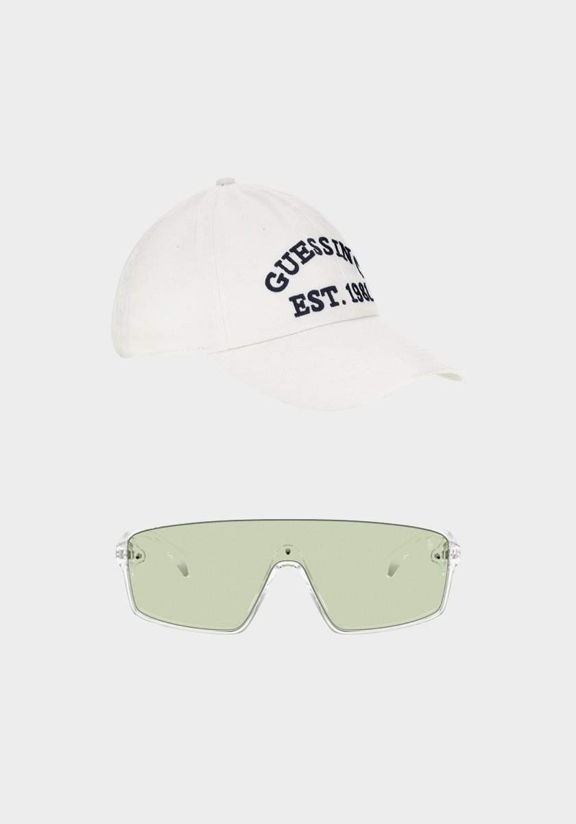 Boné em algodão, € 35, Guess; Óculos de sol Polo, € 150, Polo Ralph Lauren.