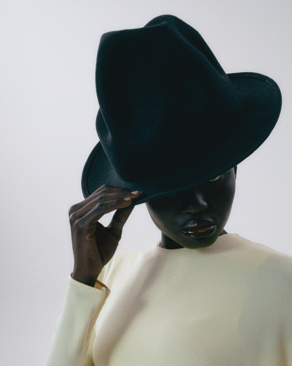 Vestido, TOM FORD. Chapéu, VIVIENNE WESTWOOD. Sapatos, JACQUEMUS.