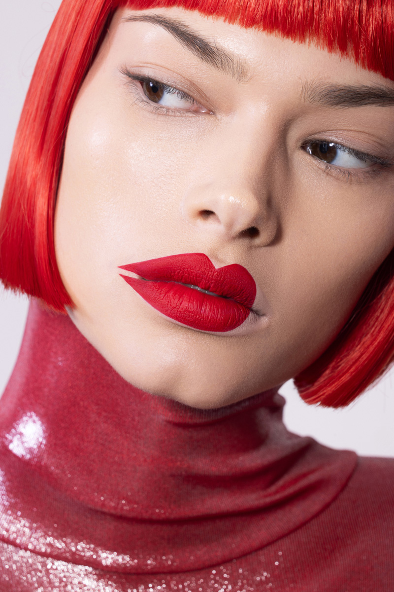  Lilia: macacão, JENNIFER MILLEDER. Batom Liquid Lipcolour, no tom Feels So Grand, € 32, MAC.