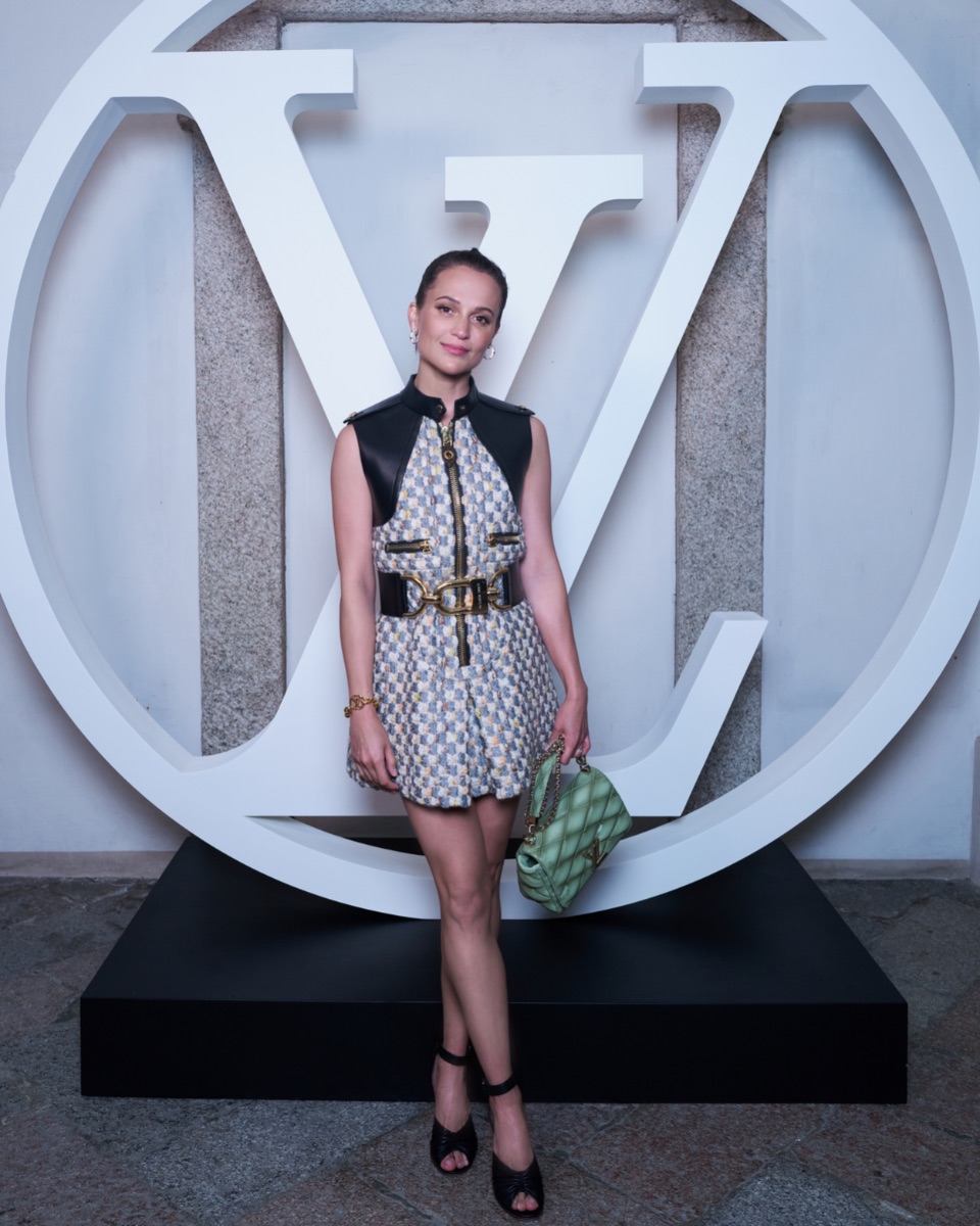 Alicia Vikander em Louis Vuitton com a carteira GO-14.