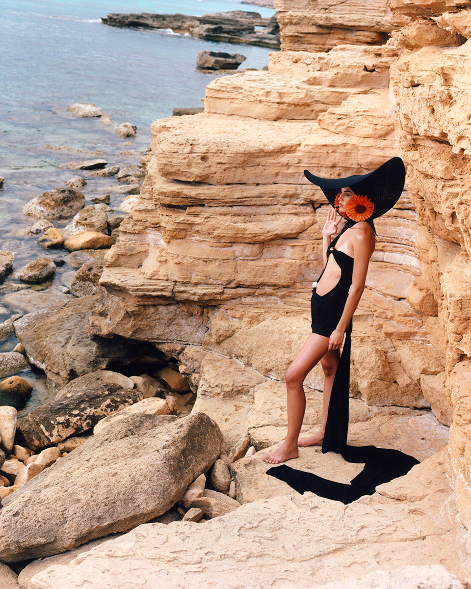 Bodysuit, saia e brincos, JACQUEMUS. Chapéu, FRANCESCA LAKE.
