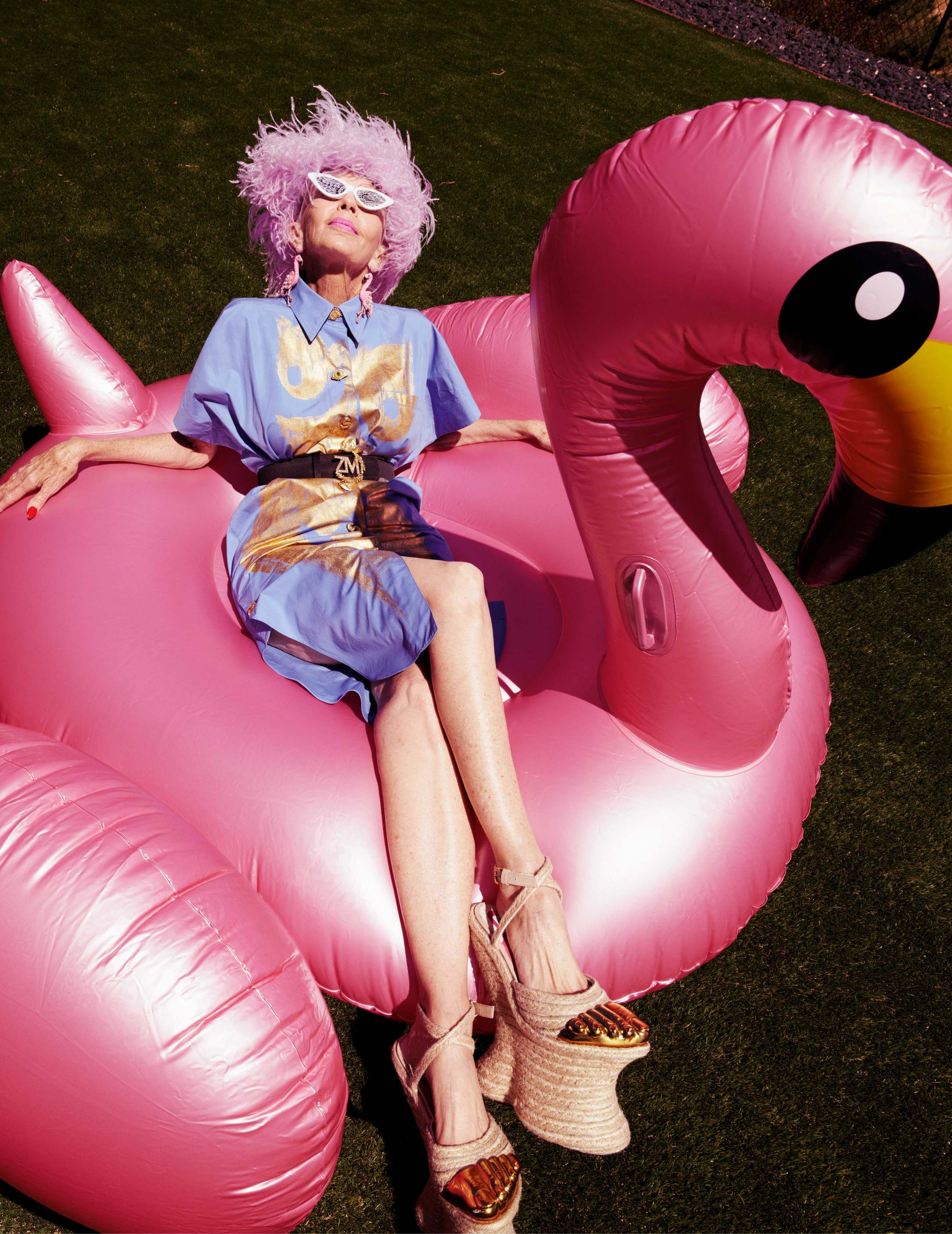 Colleen: vestido e sandálias, SCHIAPARELLI. Chapéu, BINATA MILLINERY. Óculos de sol, ATELIER BISER. Brincos, DEEPA GURNANI. Cinto, ZIMMERMANN.