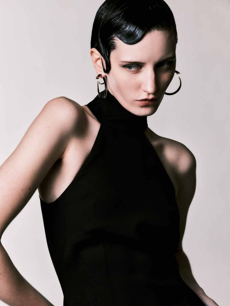 Vestido, GALLELLO ATELIER. Brincos, SHAUN LEANE.