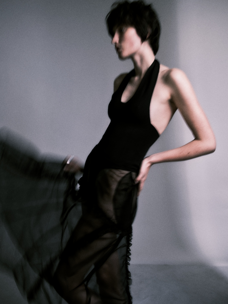 Body, KHAITE. Saia, SIMONE ROCHA. Anel, TOMASZ DONOCIK. Body, KHAITE. Saia, SIMONE ROCHA. Anel, TOMASZ DONOCIK.