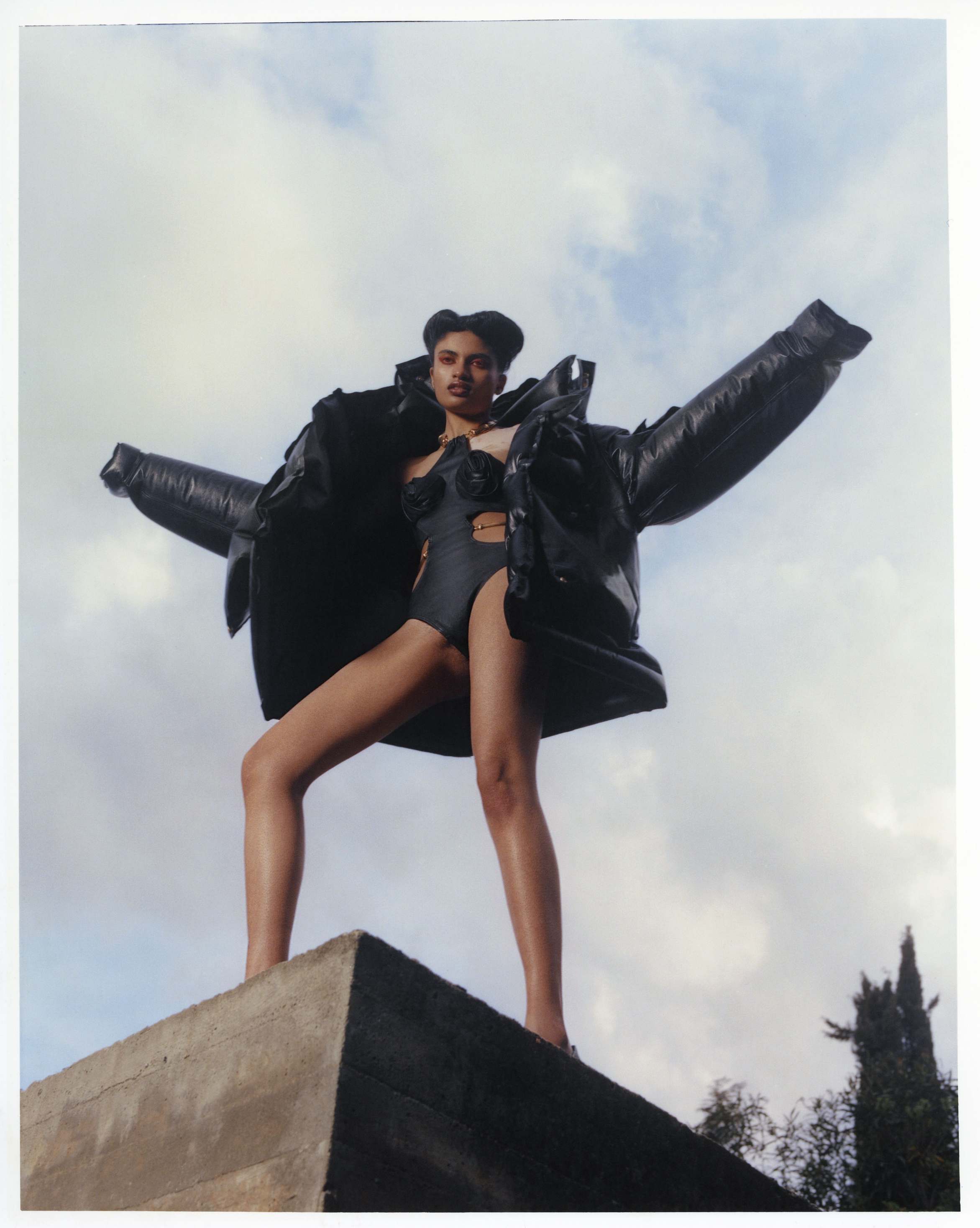 Casaco e body, ambos SCHIAPARELLI. Sapatos, JIMMY CHOO.