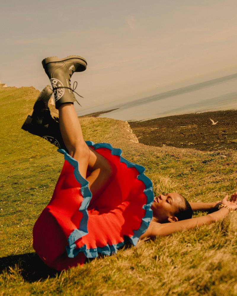 Vestido, STELLA MCCARTNEY. Botas, DIOR. Vestido, STELLA MCCARTNEY. Botas, DIOR.