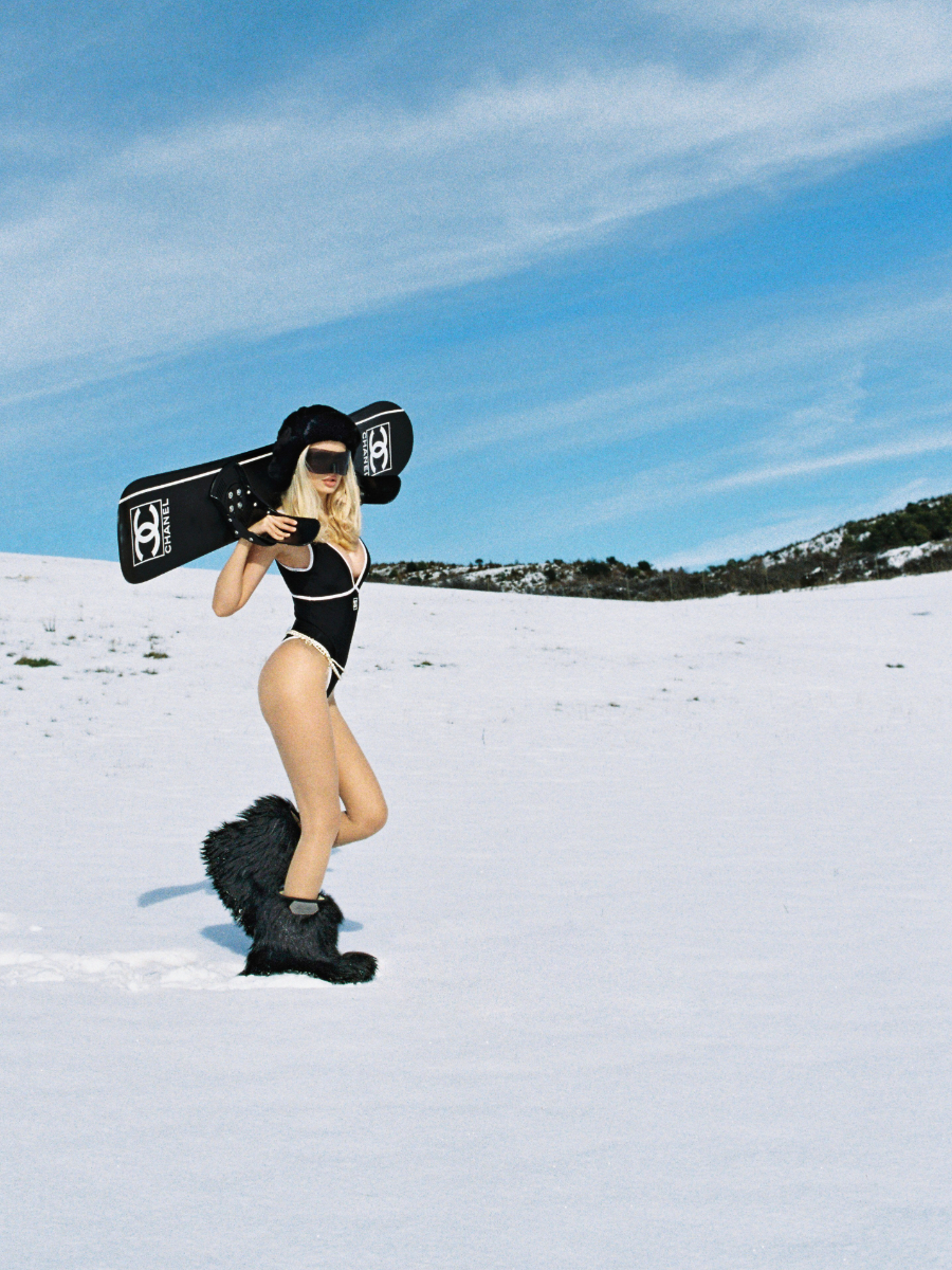 Casaco, MAX MARA. Botas, GOLDBERGH; fato-de-banho e cinto, CHANEL. Óculos de sol, BALENCIAGA. Botas, BOGNER. 