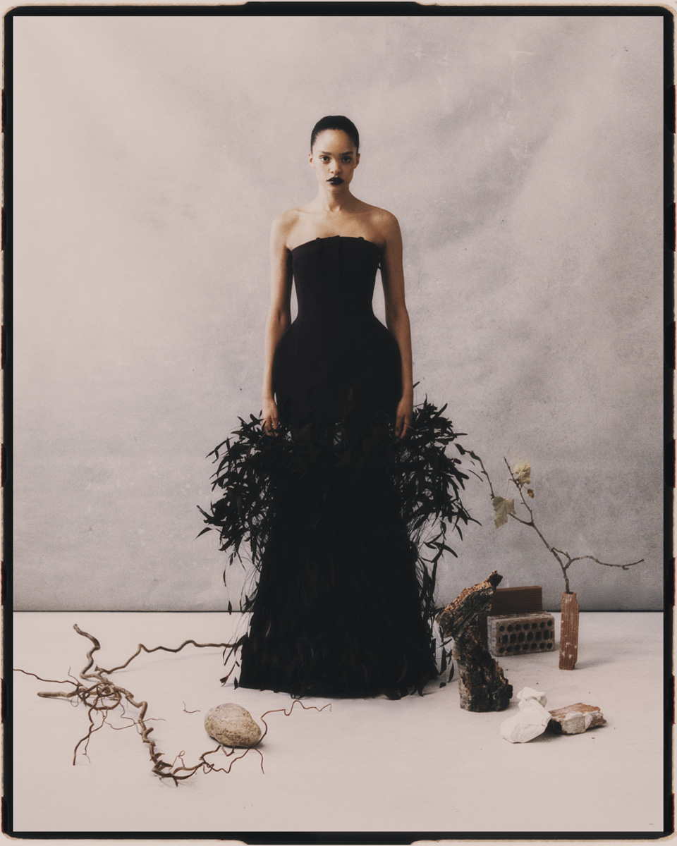 Carla: vestido, ISABEL SANCHIS; Litja: vestido, DIOR. Headpiece, BALEL para LUIS BERRENDERO. Carla: vestido, ISABEL SANCHIS; Litja: vestido, DIOR. Headpiece, BALEL para LUIS BERRENDERO.