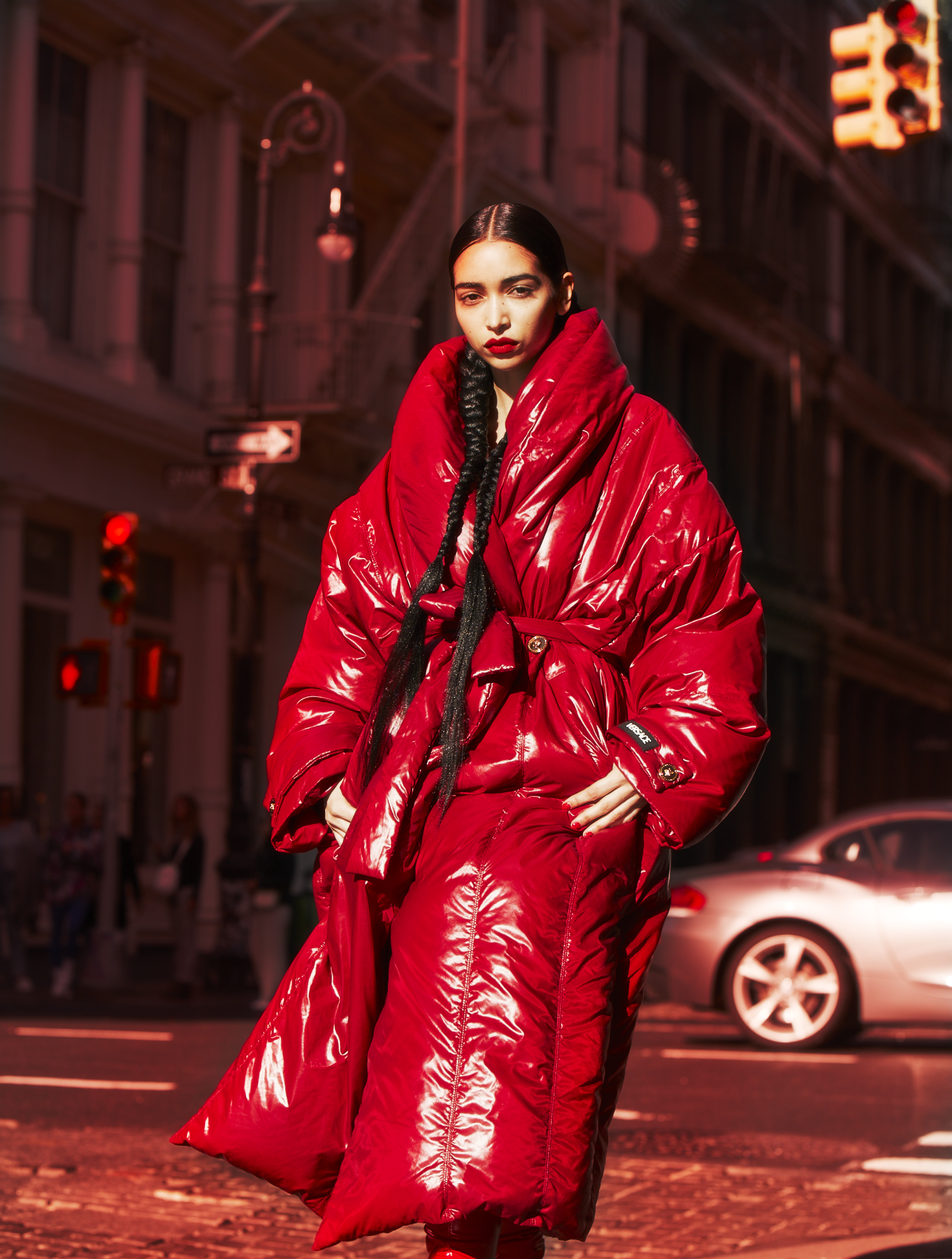 Casaco, VERSACE. Botas, GCDS.