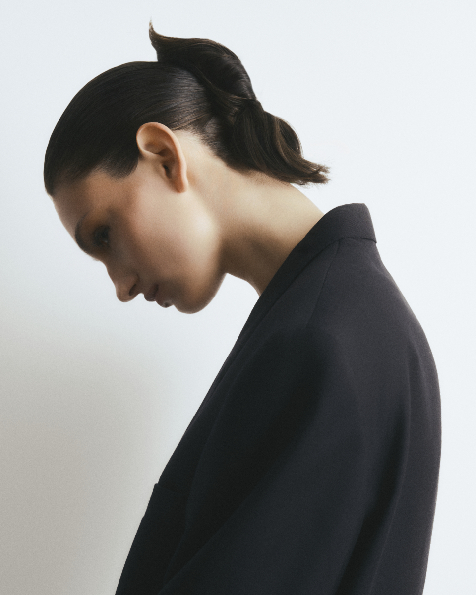 Lorena: blazer vintage, da produção. Camisola, ARKET. Óculos de sol, PRADA. 