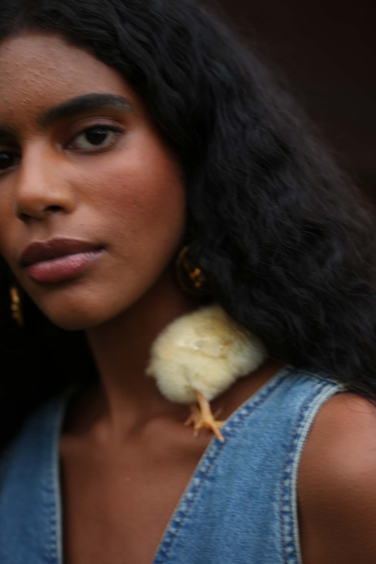 Allana: top, LOEWE. Calções e brincos vintage, na VINTAGOLOGIE.FR. Anel Big Soft em ouro amarelo, ALEXANDRA ROSIER. Sapatos, BOHDAN TSYSHKOVSKI.