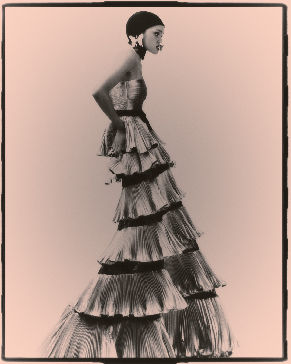 Carla: vestido, ISABEL SANCHIS. Headpiece, MANS; Carla: vestido e headpiece, VALENTINO. Brincos e anel, ALEX SOBRON JEWELRY.