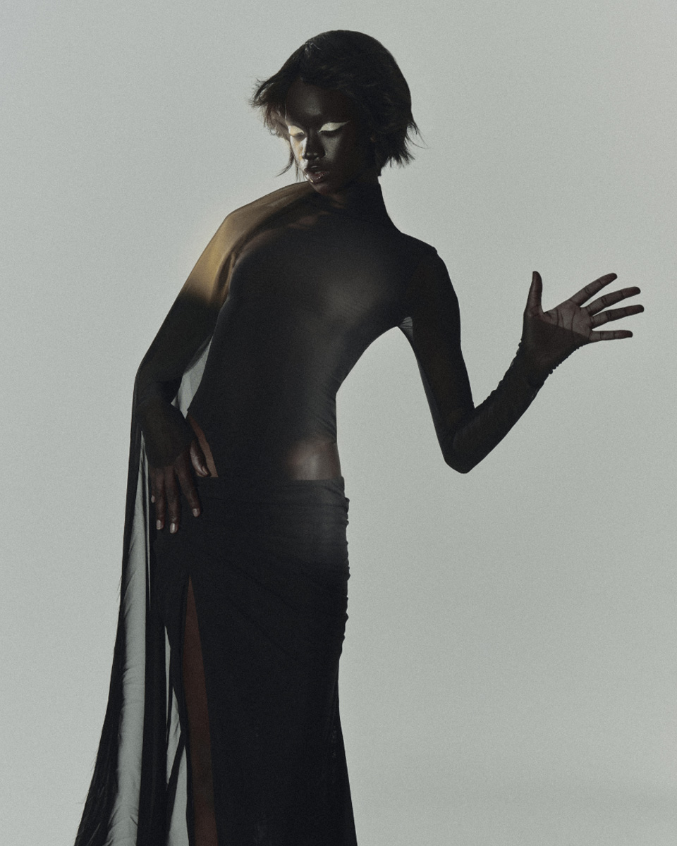 Imagem da esquerda: Vestido, CARMINE VALLONE. Imagem da direita: Top e saia, PROJECT HOPE.