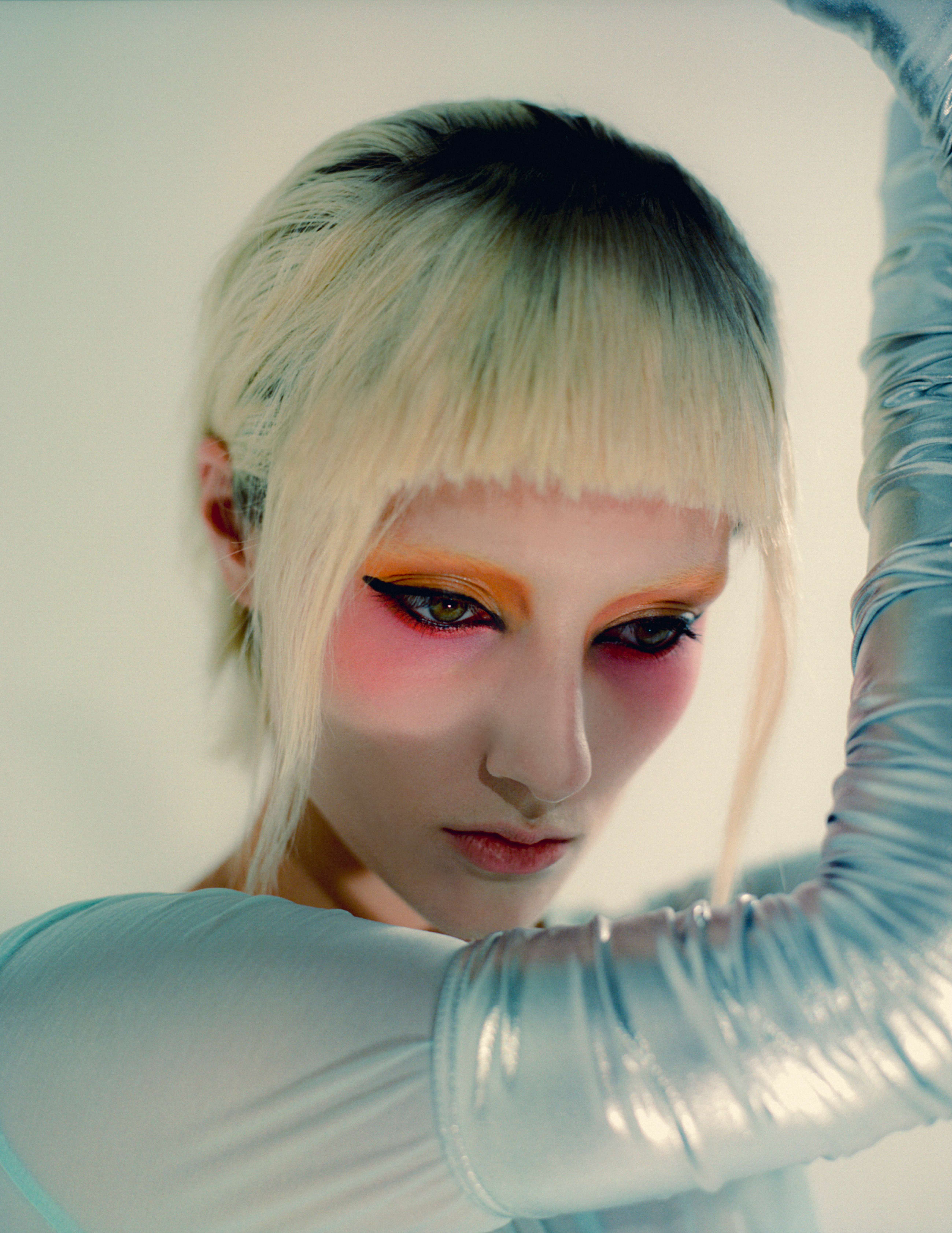 Annabella: bodysuit, KARLA ŠPETIC. Luvas, ALEX PERRY. Base Light Reflecting, no tom Oslo, € 52, NARS. Pigmento em creme (usado nos olhos) Paint Pot, no tom Black Mirror, € 28,50, e sombras de olhos Eye Shadow, nos tons Orange e Fuchsia, tudo MAC.