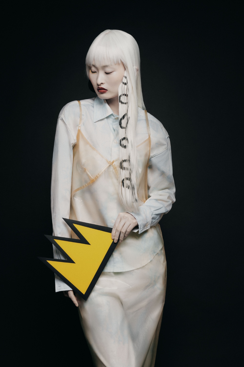 Gu: vestido, MILAGROS PEREDA. Camisa e calças, KAMAD PARIS. Sapatos, EMPTY BEHAVIOR. Brincos, CHOCHENG. Gu: vestido, MILAGROS PEREDA. Camisa e calças, KAMAD PARIS. Sapatos, EMPTY BEHAVIOR. Brincos, CHOCHENG.