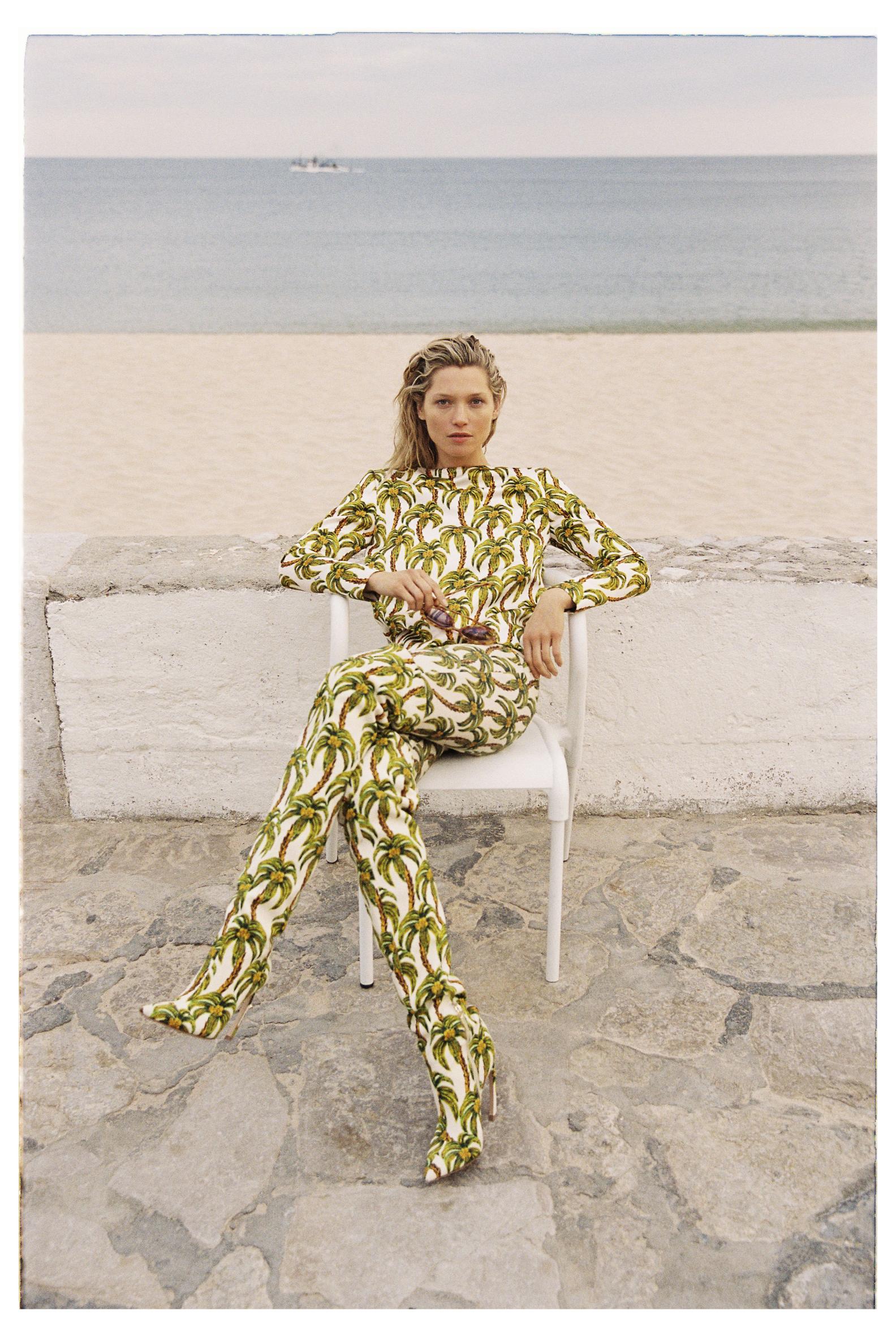 Anna: vestido, calças e botas, tudo ROBERTO CAVALLI. Óculos de sol, MARC JACOBS.