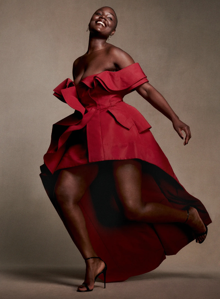 A STEP AHEAD | Vestido Alexander McQueen. Sapatos Dolce & Gabbana. Brincos Ara Vartanian.